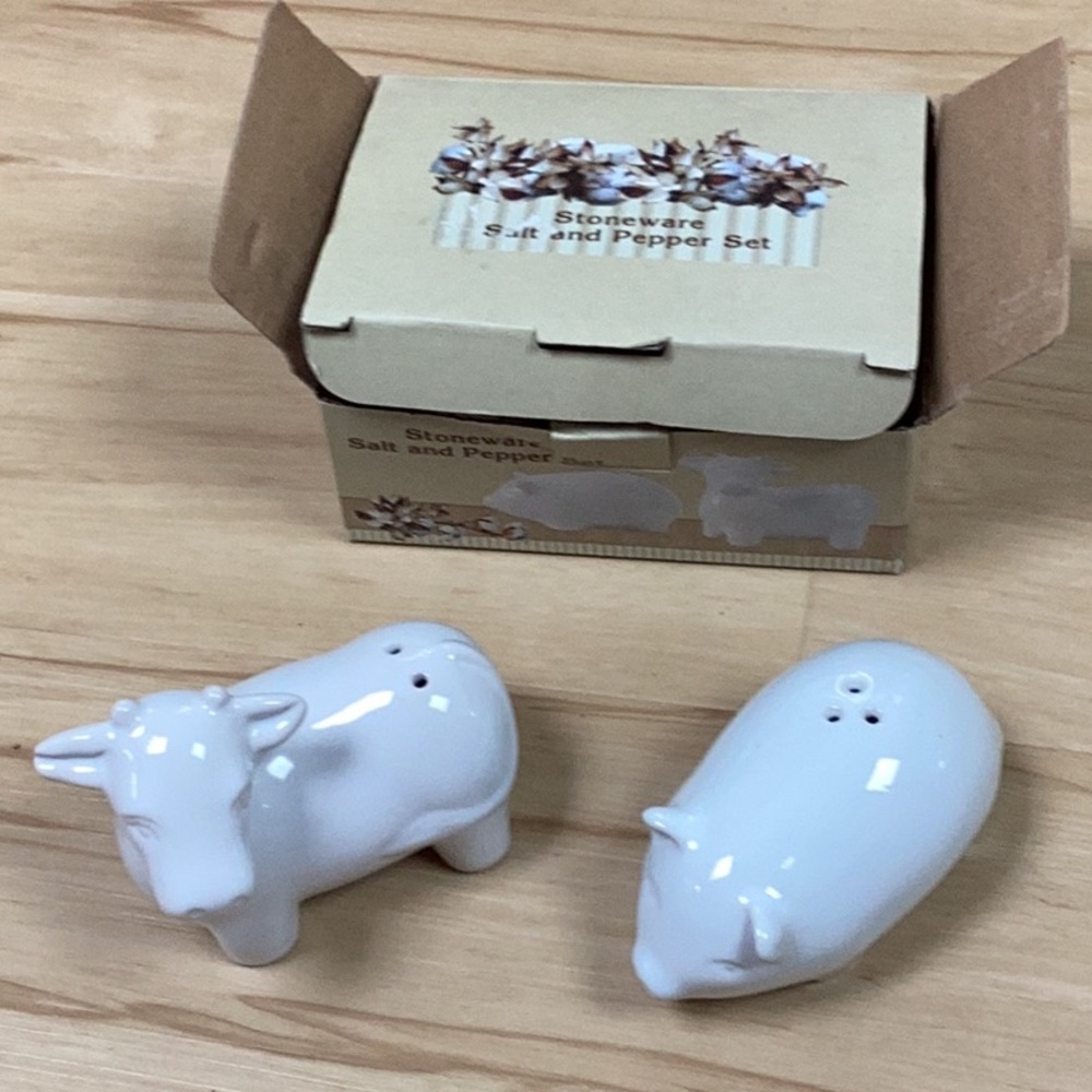 Cracker Barrel White Stoneware Rustic Cow &‎ Pig Salt & Pepper Shaker Set NWT